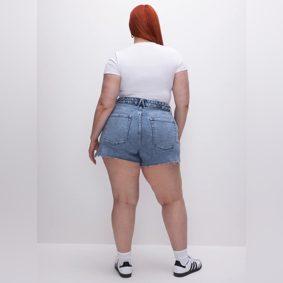 Good American Bombshell Short - Picture 2 of 4